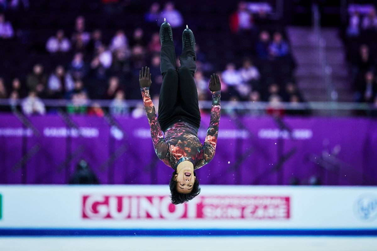 2024年1月12日、リトアニアで開催されたISU欧州フィギュアスケート選手権・男子シングルFSでバックフリップを披露するフランスのアダム・シャオ・イム・ファ（Joosep Martinson - International Skating Union/International Skating Union via Getty Images）