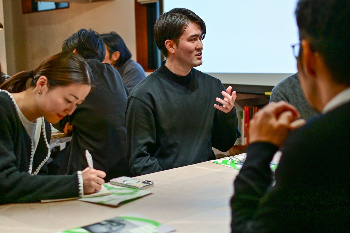 水玄京代表の角居元成（中央）