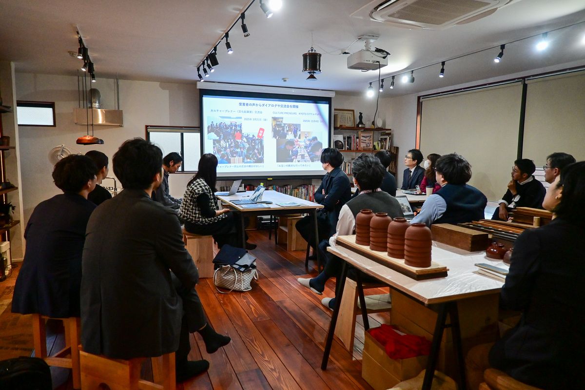 一般向けのワークショップ開催時にも利用されている同フロアは、全体に拭き漆が施された美しい床材や、ガラス越しに漆職人の作業の様子を垣間見ることができる隣接工房など、漆を身近に感じられる仕掛けが充実