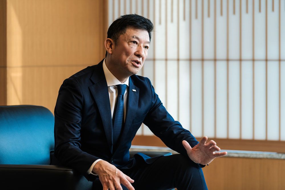 あだち・りゅうせい◎みずほフィ ナンシャルグループ 常務執行 役員 リテール・事業法人カン パニー共同カンパニー長。大企業営業や産業調査部での経 験をもとに、リテール・事業法 人カンパニーでの拠点長、エリ ア長を歴任し、2025年より現職。 中堅・中小企業からスタートアップ、上場ベンチャー企業に至 るまで幅広い層の企業支援の ための業務推進企画を統括し、 事業再生支援による地域貢献 に情熱を注ぐ。