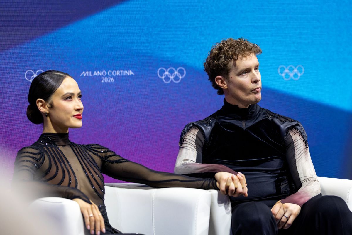 ミラノ・コルティナ冬季五輪フィギュアスケートのアイスダンス・フリーダンスで暫定1位に付けた後、フランスのロランス・フルニエ・ボードリー／ギヨーム・シゼロン組の結果発表を見つめる米国のマディソン・チョックとエヴァン・ベイツ。2026年2月11日、ミラノ・アイススケートアリーナにて（Tim Clayton/Getty Images）