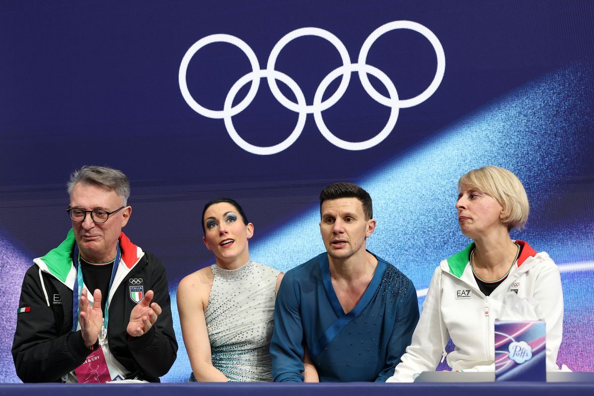 ミラノ・コルティナ冬季五輪5日目、フィギュアスケートのアイスダンス・フリーダンスで競技を終え、キス・アンド・クライで採点を待つイタリアのシャルレーヌ・ギニャールとマルコ・ファブリ。2026年2月11日、ミラノ・アイススケートアリーナにて（Matthew Stockman/Getty Images）