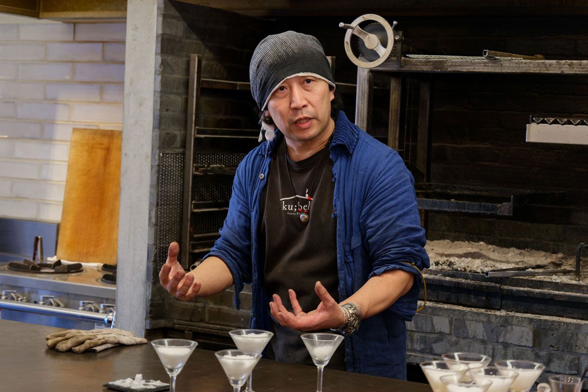 サミット前日に満月と新月の塩の食べ比べを披露してくれた浪越シェフ