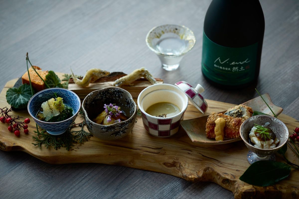 「ふふ 河口湖」のディナーは旬の食材を多彩な調理法で活かした7つの小皿の盛り合わせからスタート。