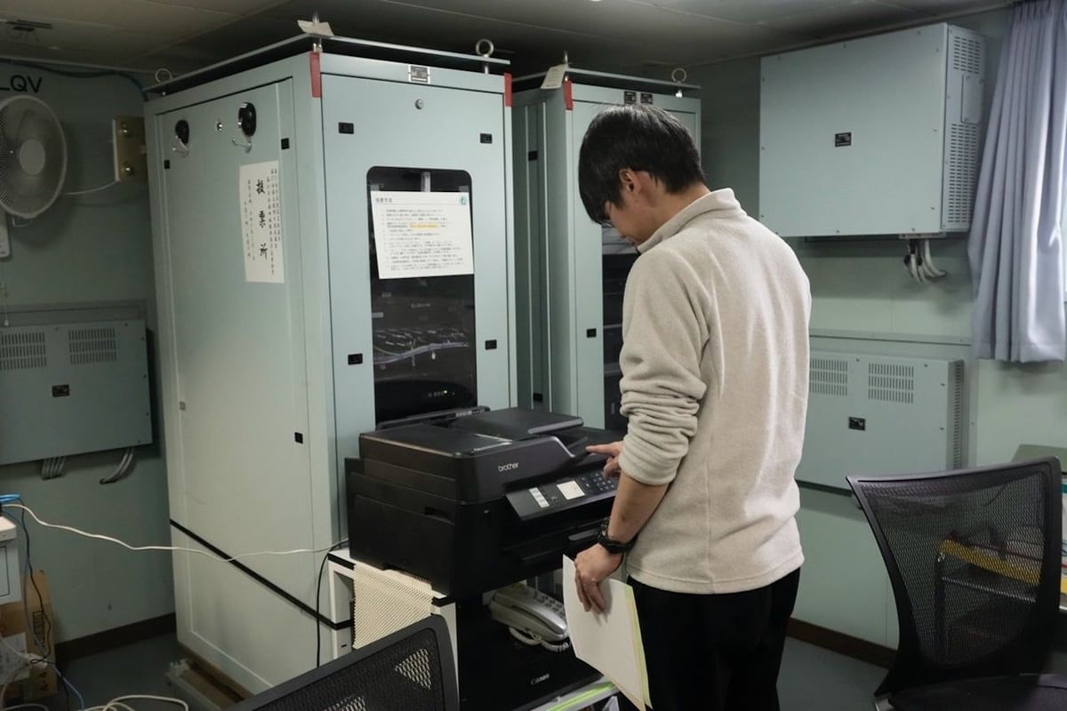 （南極観測船「しらせ」洋上投票におけるFAX送信の様子）