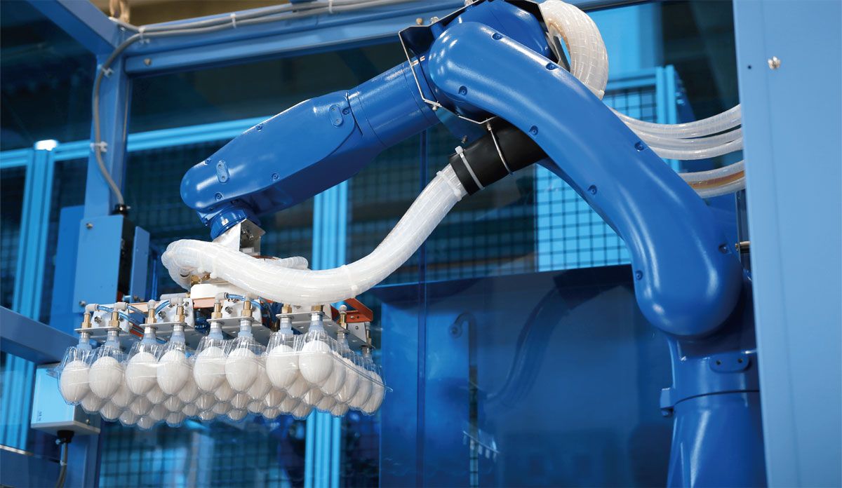 卵の容器の供給から箱詰め、箱積みなどの作業をロボットで自動化。労力のかかる作業を自動化することで、現場の負担軽減や安定したパフォーマンスを実現。