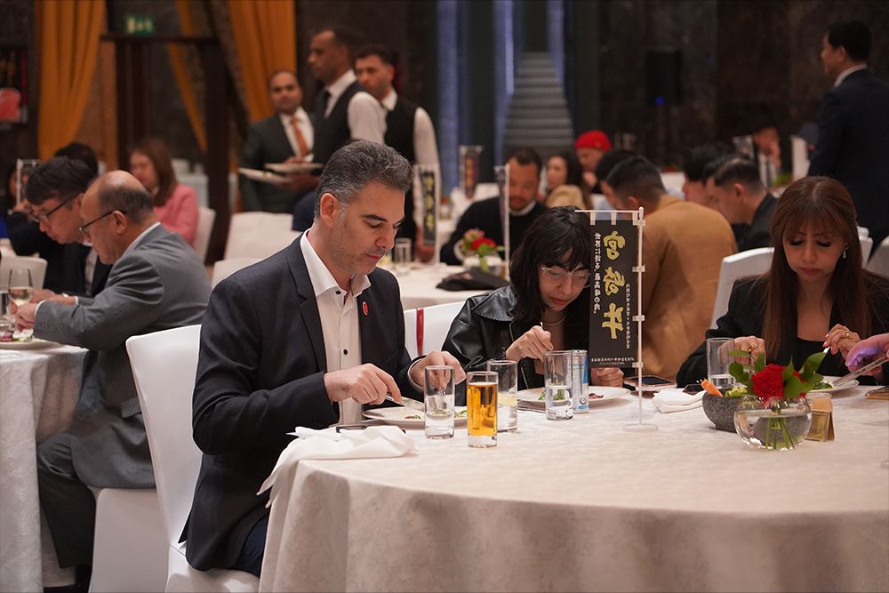 宮崎牛を堪能する参加者たち