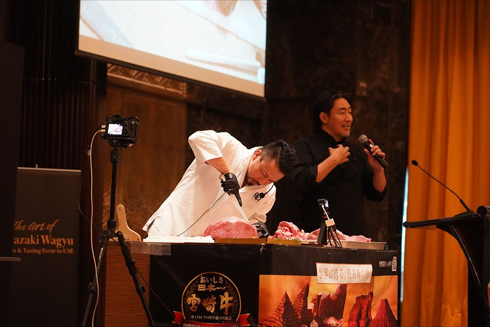 現地では普及していない部位のカット方法や調理法を直接伝えるデモンストレーション