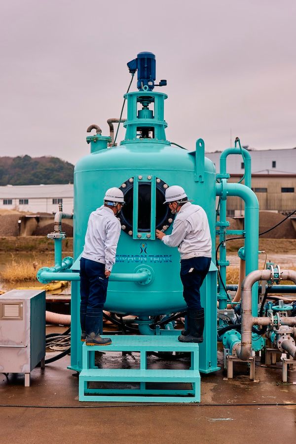 ろ過砂交換不要の浄水装置「シフォンタンク」。耐久実験の結果、理論的には200年使っても、ろ過砂が摩耗しないことがわかっている。ろ過砂を産業廃棄物として処分する必要もなく、交換工事にかかる維持管理コストの削減もできる。