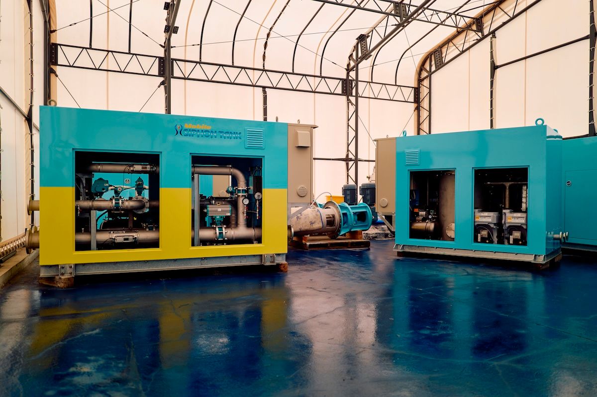 移設が可能な「モバイルシフォンタンク」。ろ過タンクや制御盤、薬品注入装置など水処理に必要な装置が、ひとつの箱に収まっている。水色と黄色でカラーリングされたもの（左）は、ウクライナに提供されたものと同じ仕様。