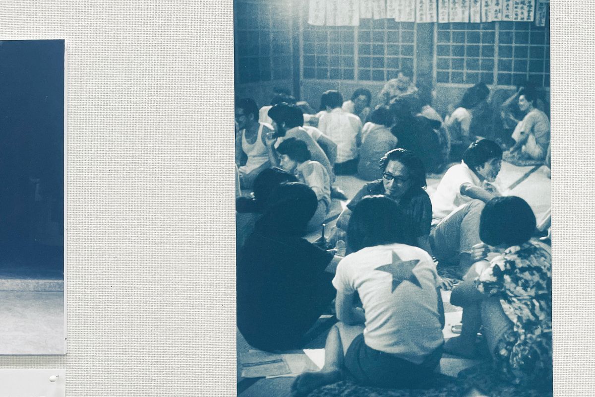 「ニルヴァーナ合宿」（1970）での雑談風景。真ん中の男性が松澤宥