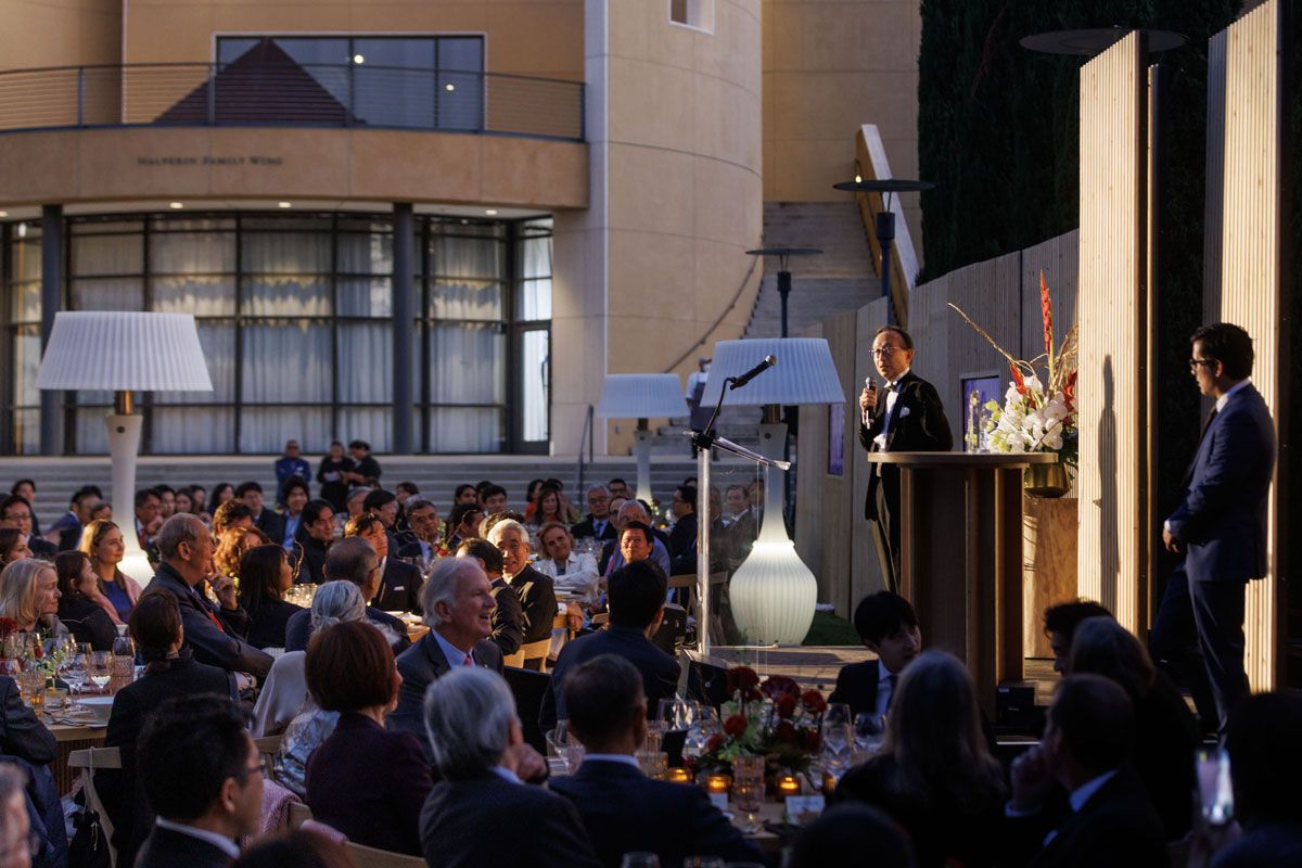 SVJP会員で三菱UFJフィナンシャル・グループ社長兼グループCEOの亀澤宏規氏のスピーチに耳を傾ける会員。