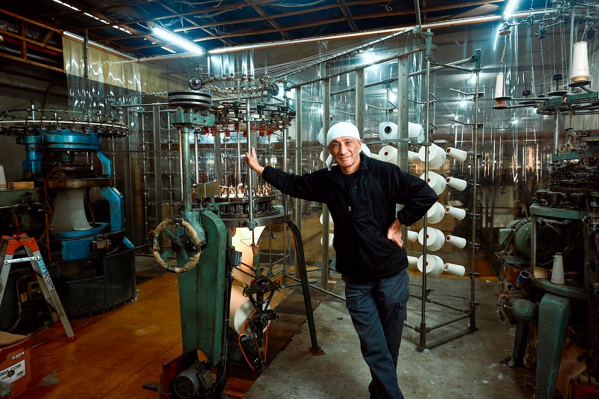 コメチウを率いる南方俊二。70年以上前の編み機を自ら調整し、この人にしか生み出せない生地を編み続ける。