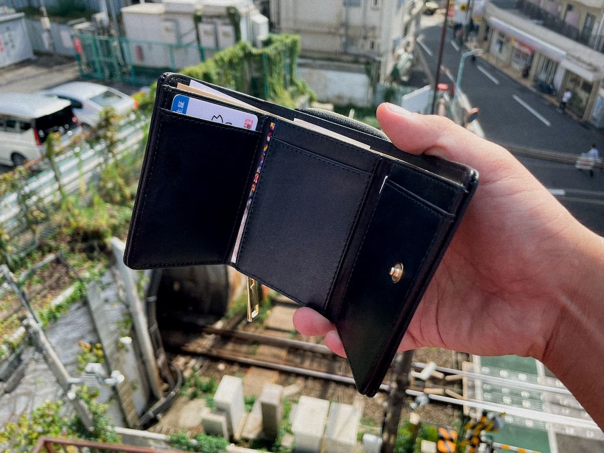 「人の財布」（6800円）。学生証やレシートなどさまざまなモノが入った誰かの財布に秘められた「持ち主の想い」を紐解いていくゲームだ。