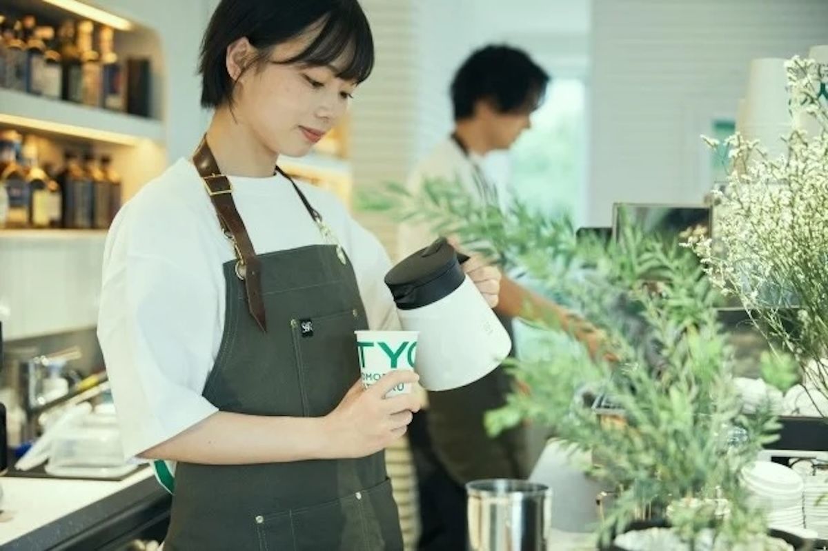 店員が友達として接客する「友達がやってるカフェ／バー」。「いつも飲んでるやつ」と頼むと、「あ、〇〇ね」と店員に勝手にメニューを決められる。