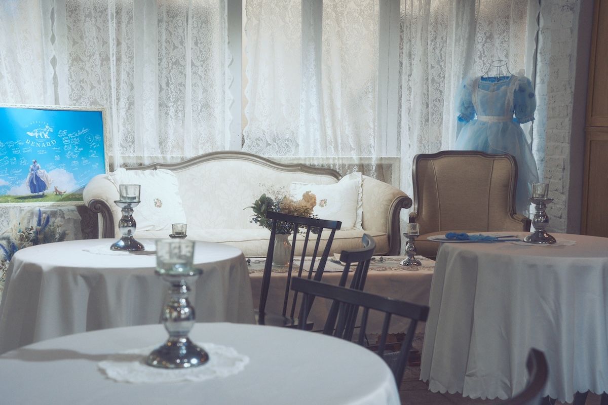 淡いブルーを基調とした「atelier renard」。ドーナツや紅茶、アフタヌーンティーを楽しめるカフェ。作品展示スペースもあり、フォトスポットやメニューの細部までこだわりが詰まった空間だ。月間売り上げが1000万を超えることも多い。