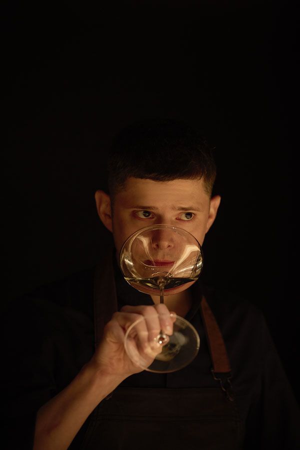 京都「菊乃井本店」で2年間日本料理を学んだ後、東京・銀座の二つ星フレンチ「エスキス」で7年間活躍し た異色の経歴をもつシェフのユーゴ・ ペレ＝ガリックス。