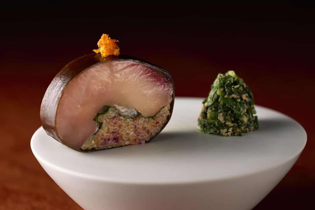 「縞鯵の棒鮨」は27500円（サ別）のコース内の一品。