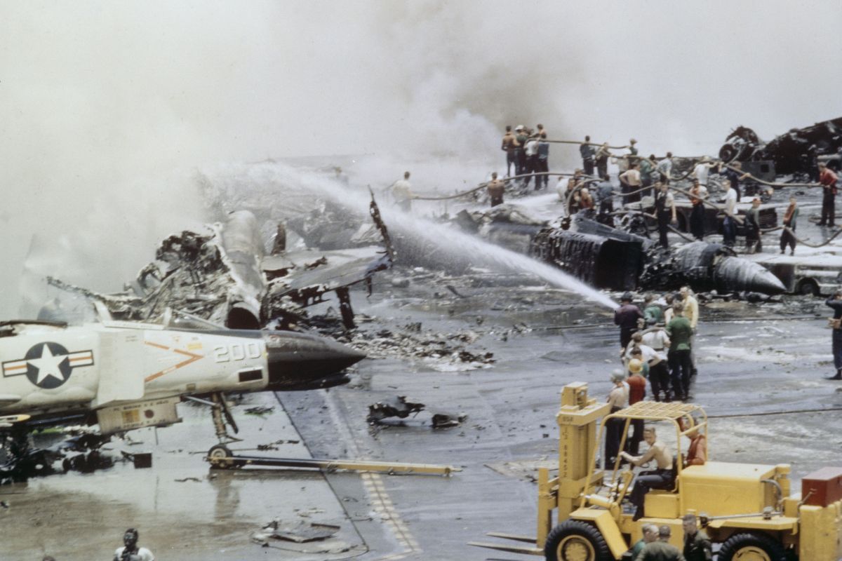 米空母フォレスタルの火災。1967年7月29日、北ベトナム沖にて（UPI/Bettmann Archive/Getty Images）