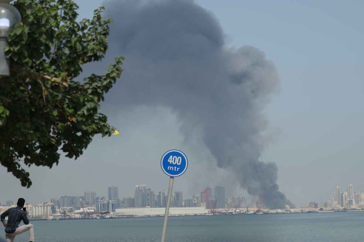 中東バーレーンの首都マナマで2026年2月28日、米国とイスラエルが行った攻撃に対するイランの報復ミサイル攻撃を受け、黒煙を上げる米海軍第5艦隊司令部の施設（Stringer/Anadolu via Getty Images）