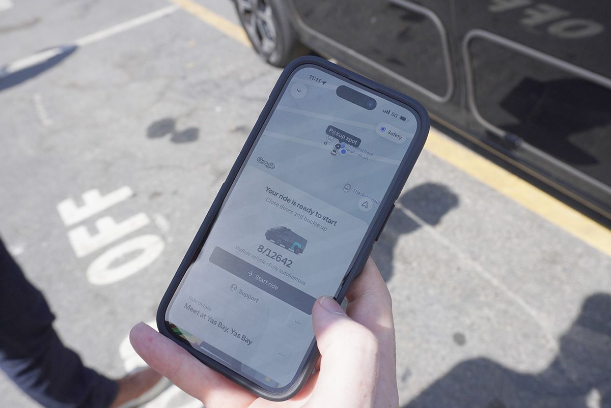 アブダビではUberアプリから、ロボタクシーのオプションを選択してリクエストできる。ドアの解錠はアプリから行う