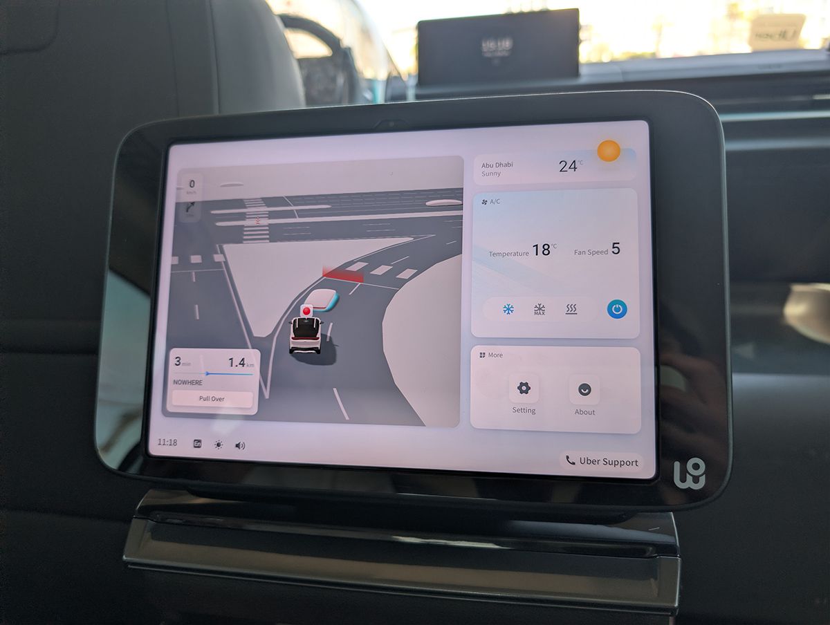WeRideが開発したGXRの車内。パッセンジャーはモニタに常時表示される運転状況を確認しながら安全に移動できる