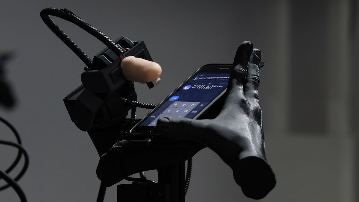 メディアアート作品の「tap of emptiness」。同様のロボットハンドが16台並ぶ。アジアデジタルアート大賞を受賞した本作は、2026年3月に福岡市美術館の受賞作品展で展示される。