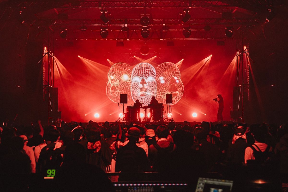 「FUJI ROCK FESTIVAL '25」でのパソコン音楽クラブのパフォーマンス。tsuchifumazuがVJを担当した。