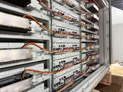 2MW/10MWhへとスケールアップされた蓄電所に配置されるコンテナの内部。ここにNExT-e Solutionsの技術が凝縮されている。