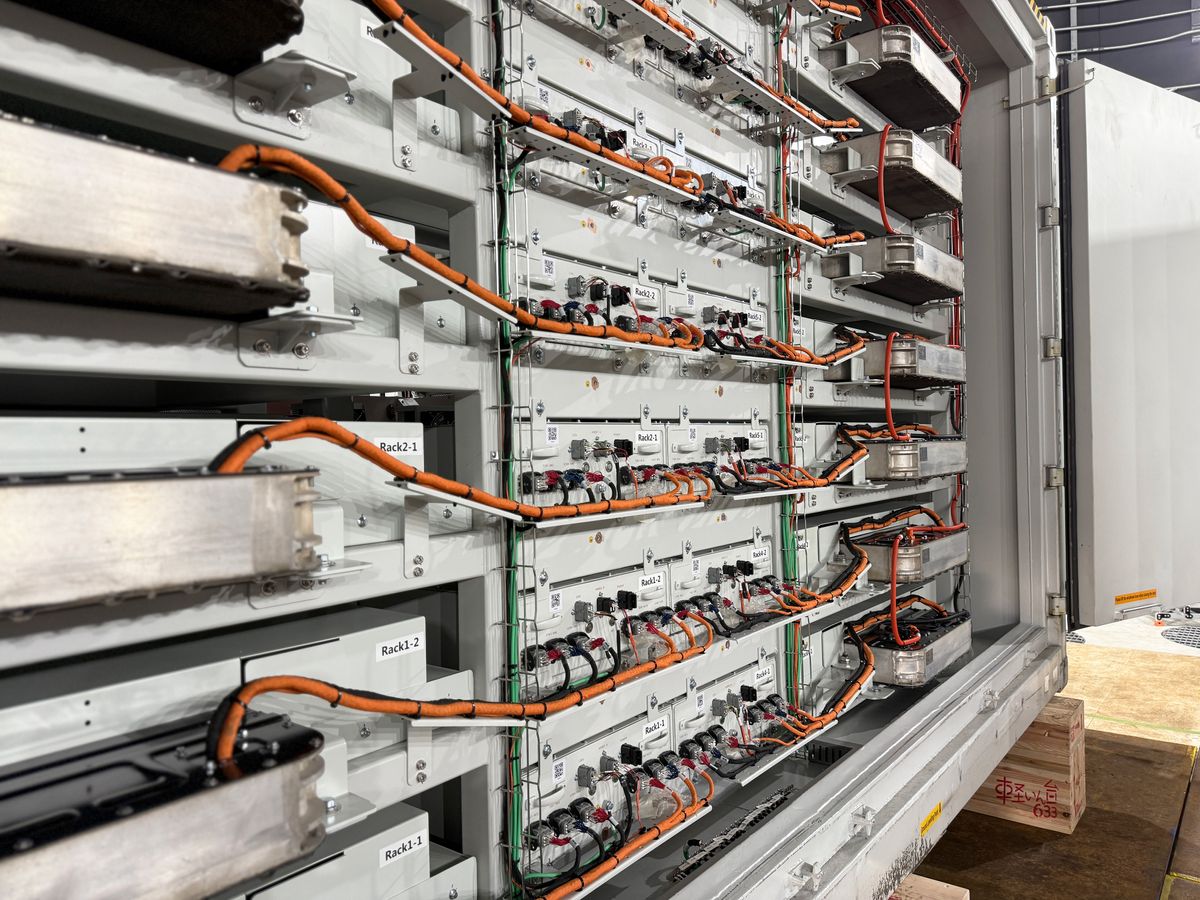 2MW/10MWhへとスケールアップされた蓄電所に配置されるコンテナの内部。ここにNExT-e Solutionsの技術が凝縮されている。