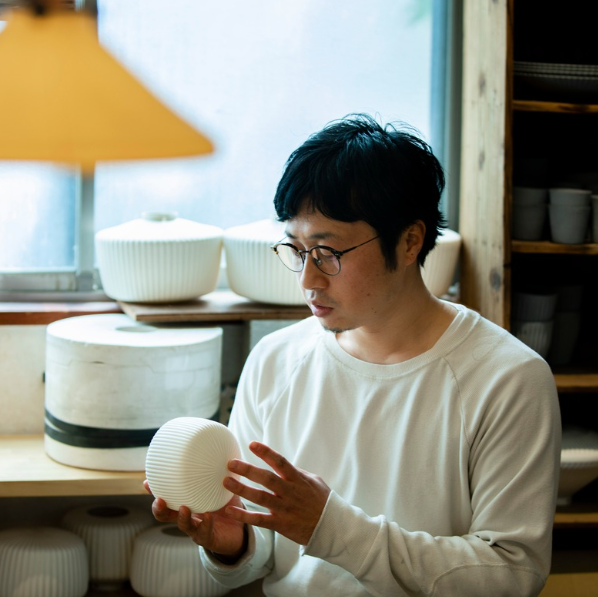磁器照明作家 飛松弘隆氏（撮影：新井 智子）