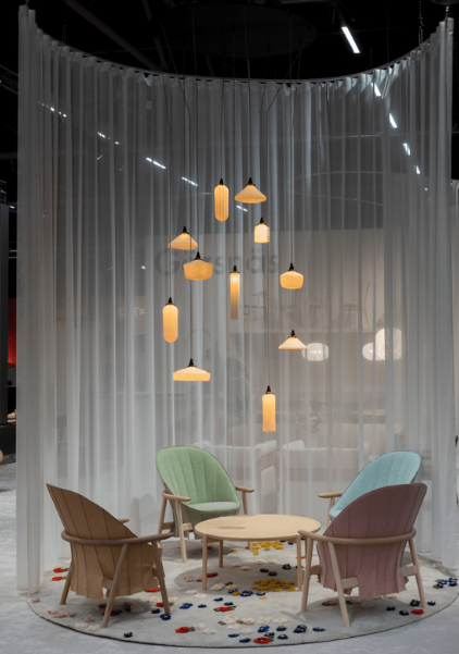 2025年 Stockholm Furniture Fair (ストックホルム家具見本市) で、老舗高級家具ブランド Gärsnäs /ヤシネス社とコラボレーションした展示。手前のパステルカラーの椅子は、建築家・隈研吾氏がヤシネス社のためにデザインし発表した新作チェア、 ”HidaHida”  （撮影：机 宏典）
