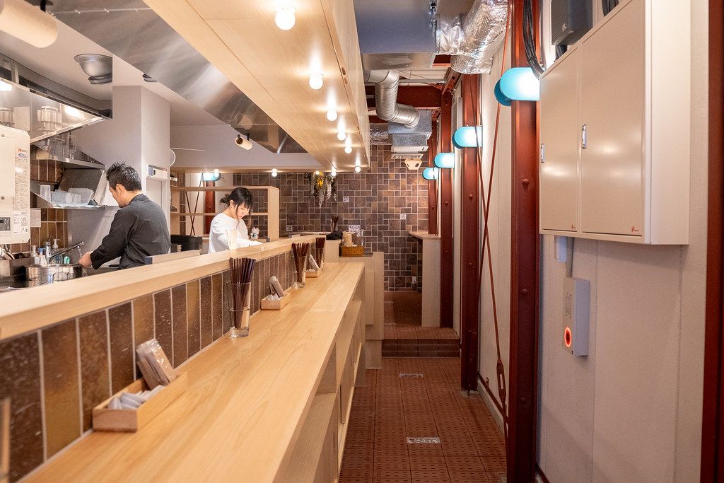 営業時間は、11:30〜14:00（ランチ）、18:00〜22:30（ディナー）。