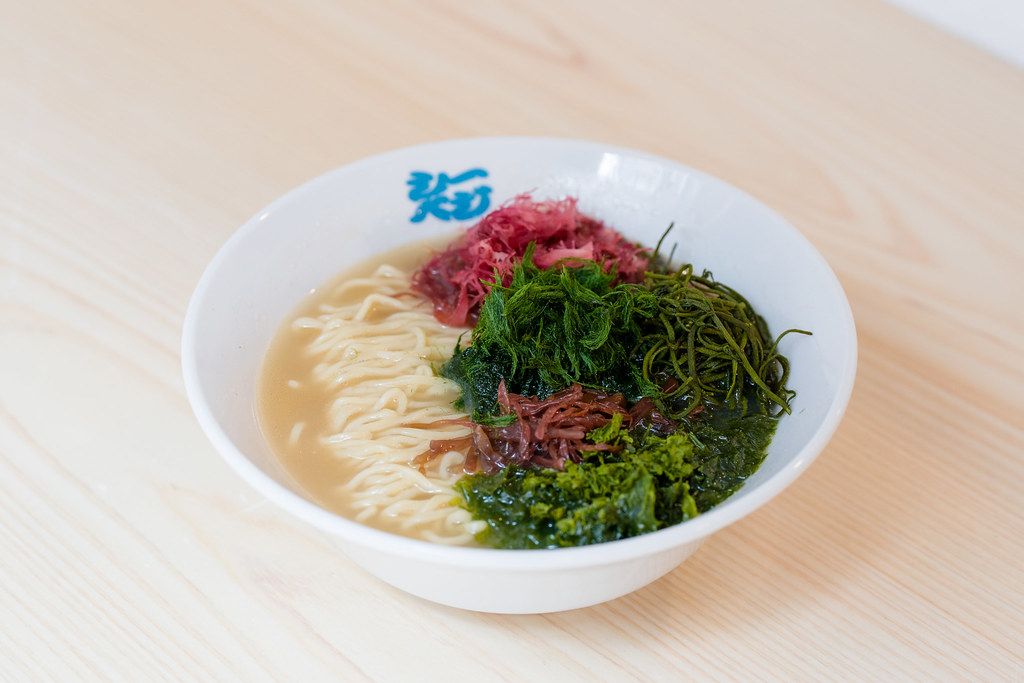 「粋」海藻ラーメン-5種の海藻-（1150円）。出汁は昆布でも鰹でもなく真鯛のみ。飲み干したくなる味わいと軽さで完食しても罪悪感が湧かなかった。