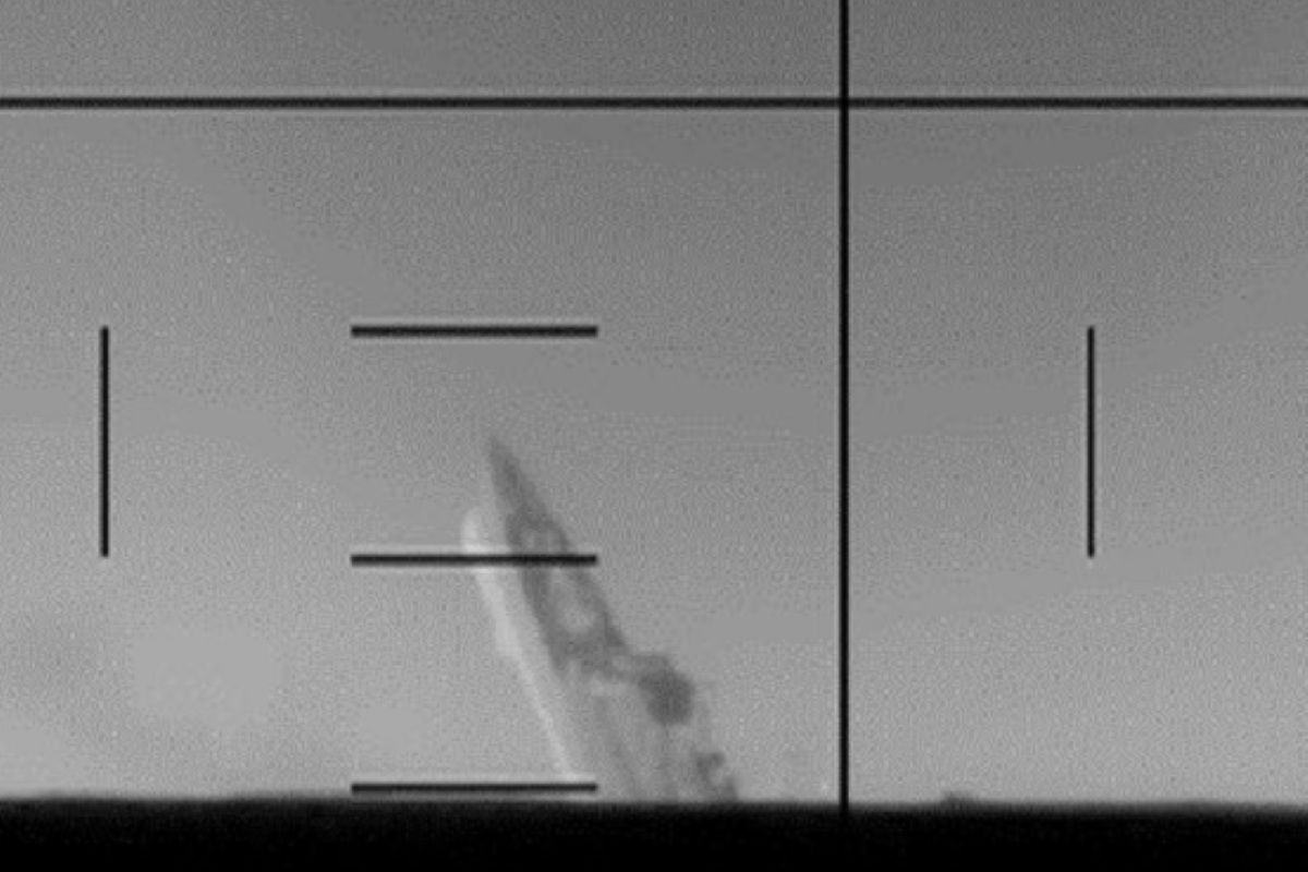 米潜水艦の魚雷攻撃を受け、沈没するイラン海軍のフリゲート艦「デナ」。2026年3月4日、米国防総省提供(U.S. Department of Defense, Public domain, via Wikimedia Commons)