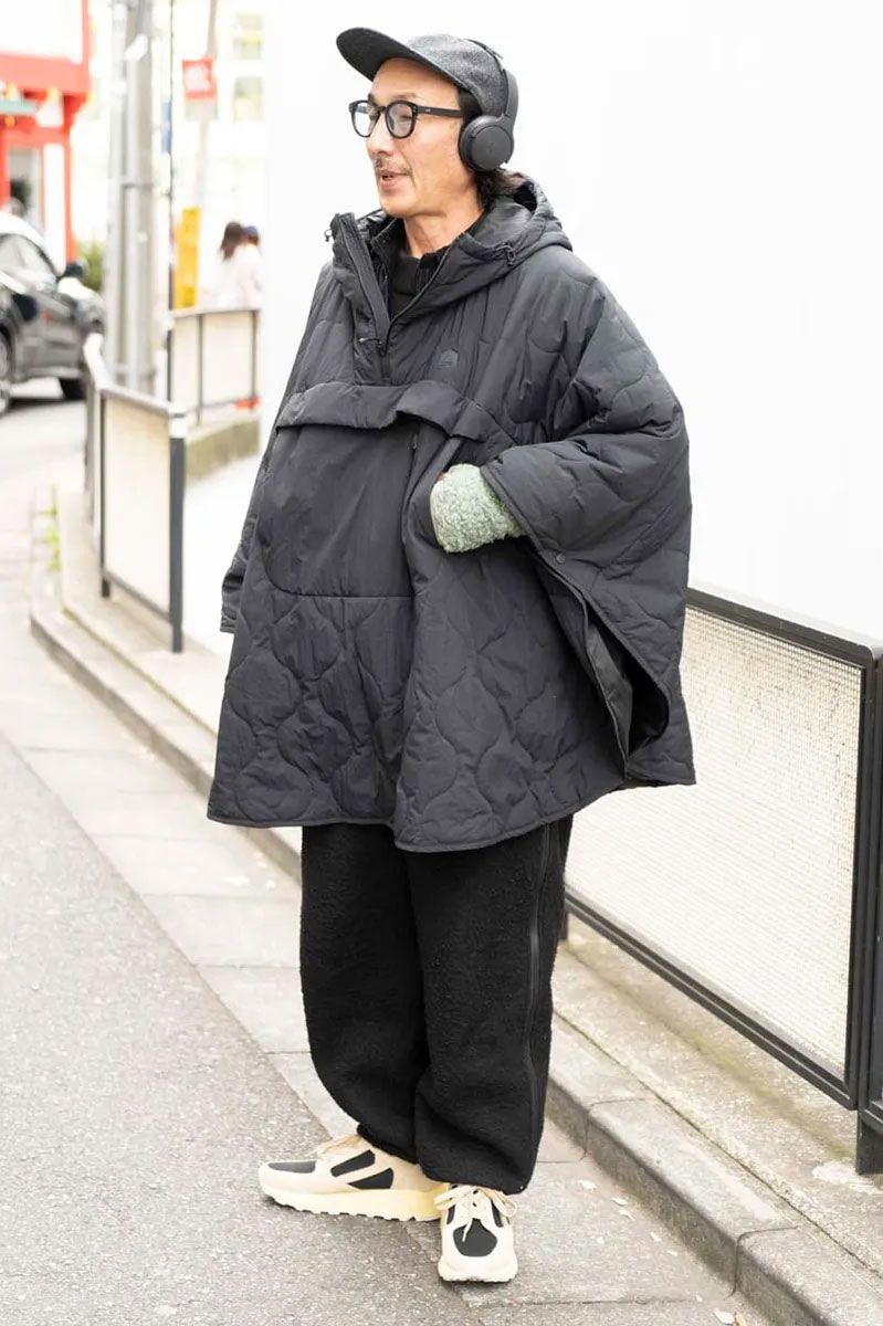 ポンチョ＝ランタン　パンツ＝モンキータイム　スニーカー＝ダスクスタジオ