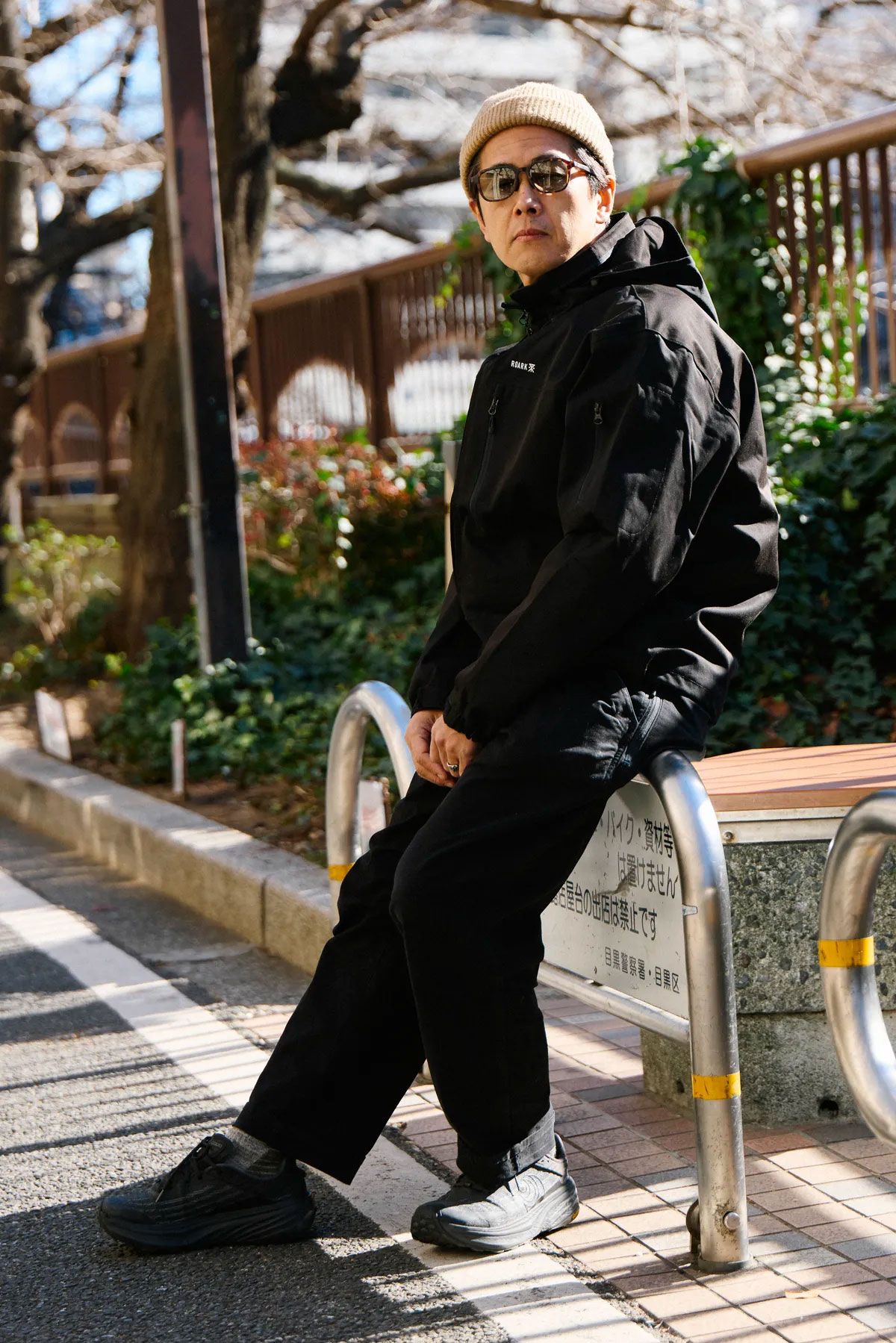 ジャケット、パンツ、帽子＝すべてロアーク　シューズ＝トポアスレチック　眼鏡＝タイマー　腕時計＝セイコー