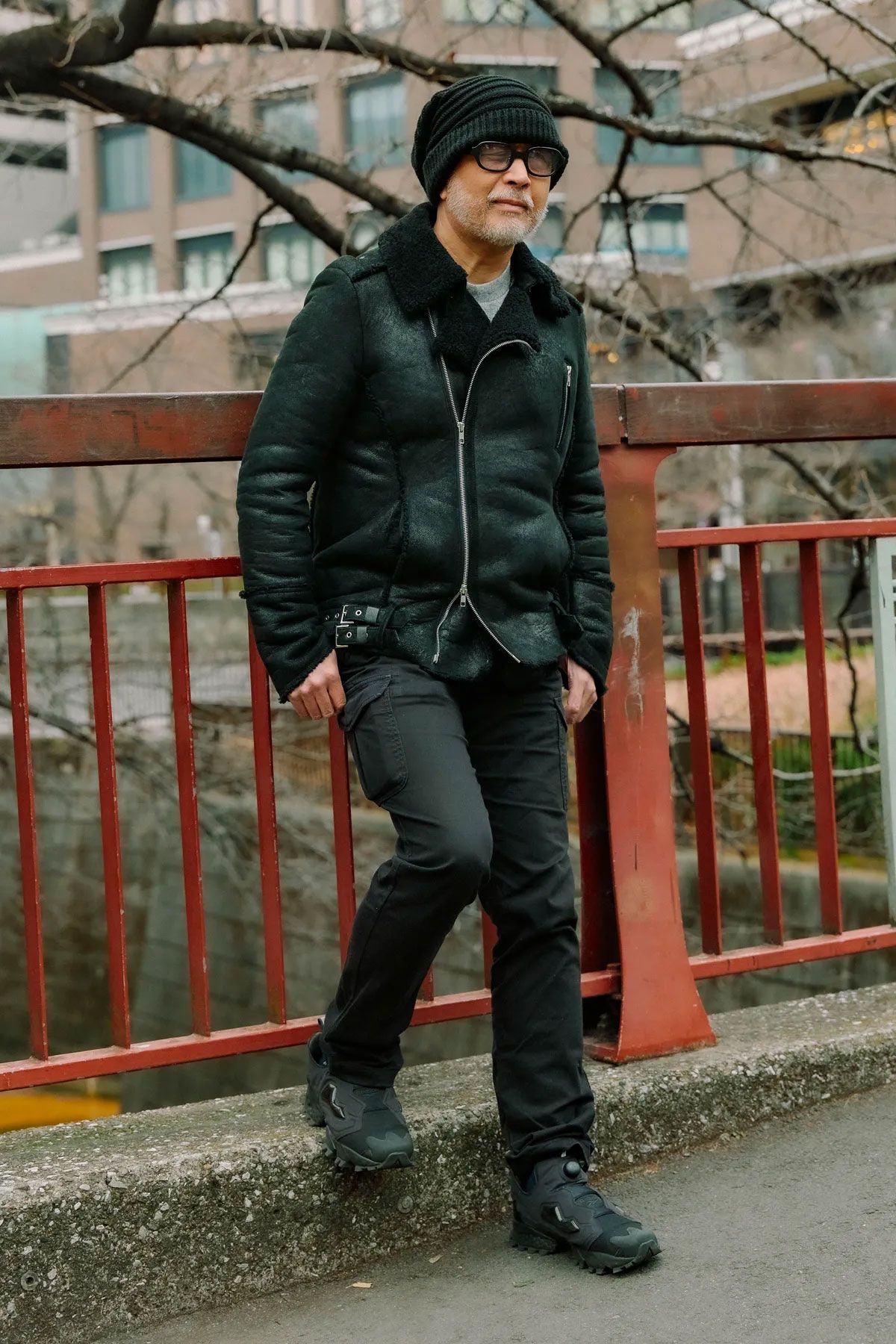 ライダーズジャケット＝グラム　カットソー＝ユニクロ　パンツ＝ディーゼル　シューズ＝リーボック　帽子＝カシラ　眼鏡＝白山眼鏡店　腕時計＝セイコー　ネックレス＝タッドポールン