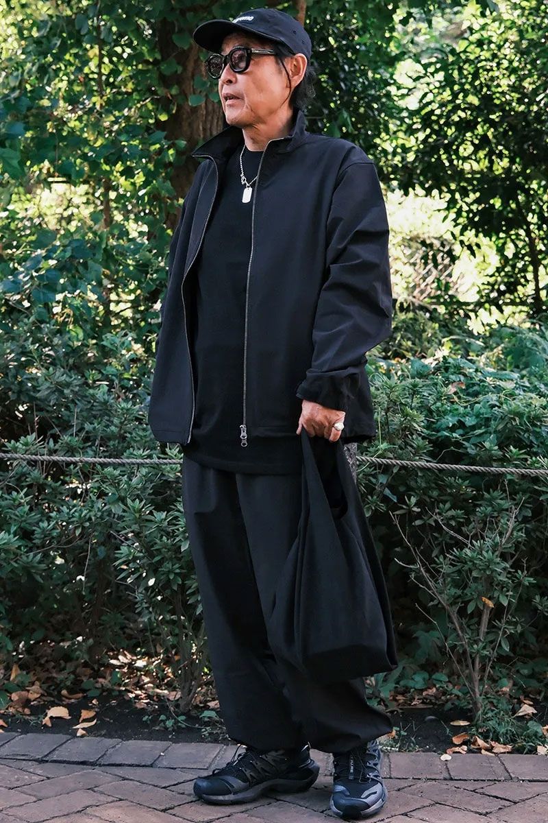 ジャケット、パンツ＝ともにロンハーマン　インナー＝ジルサンダー　スニーカー＝サロモン　帽子＝シュプリーム　腕時計＝ロレックス