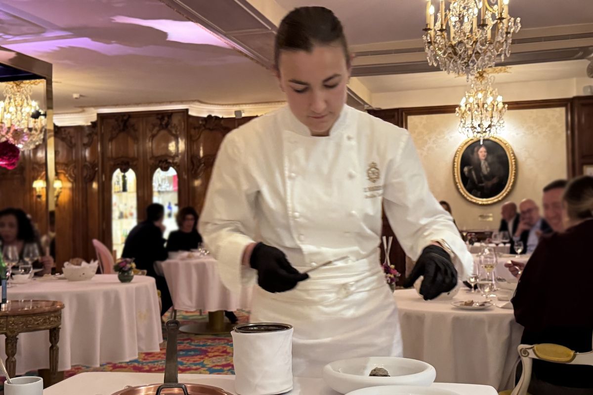 サービス中も厨房スタッフが積極的にテーブルサイドサービスを行う。地元産のアーティーチョーク料理を盛り付ける、スーシェフのアメリー・ロジラシェフ。