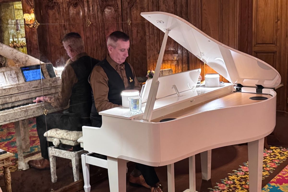 ピアニストはパリのコンテストでの入賞経験もあるルーク・エスコラノ氏。テーブルに配られるQRコードから楽曲リストを見てリクエストすることもできる。