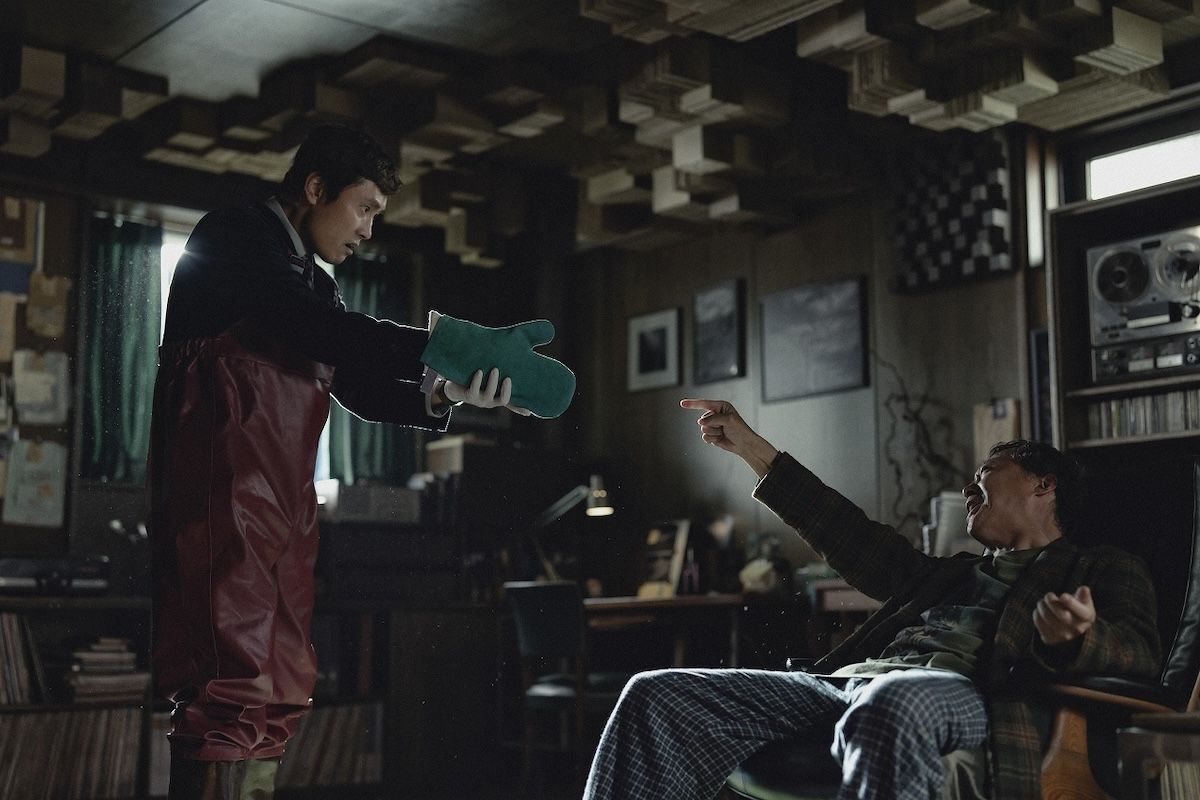 マンスは次々と「犯行」のターゲットとなる人物に接触するが ⓒ2025 CJ ENM Co., Ltd., MOHO FILM ALL RIGHTS RESERVED