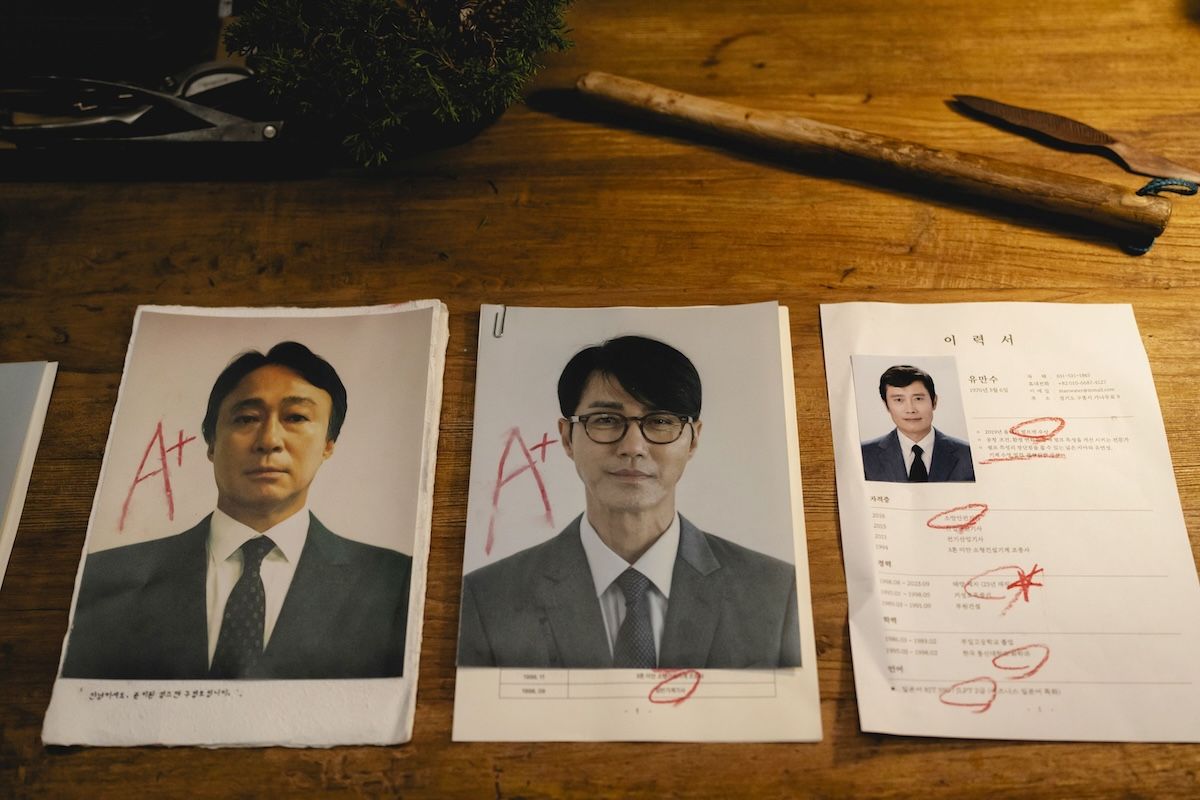 マンスは就職活動のライバルとなる人物をピックアップする ⓒ2025 CJ ENM Co., Ltd., MOHO FILM ALL RIGHTS RESERVED