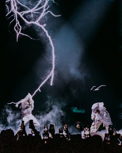 ユースカルチャーを牽引するアイコン的存在のTohji。25年2月に開催したアリーナ公演「Tohji Arena Show at Yokohama Arena Pia MM」では、単独で1万人規模の会場を埋め成功を収めた。