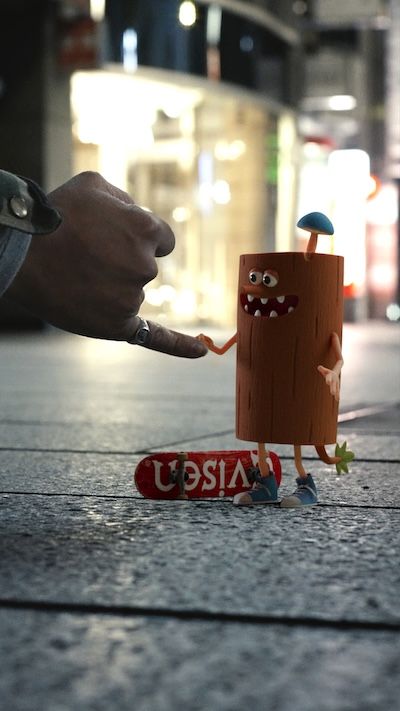 AIやCGを用い、東京の街並みのなかで人間とともに妖精がスケートボードを楽しむ様子を描く「CAVEMANZ」。