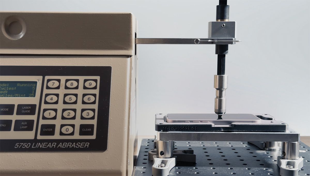 アップルはCeramic Shield 2を採用するiPhone 17eの強度をさまざまな手法によりテストしてきた。「傷つきにくいiPhone」であることも新モデルの大きな魅力だ