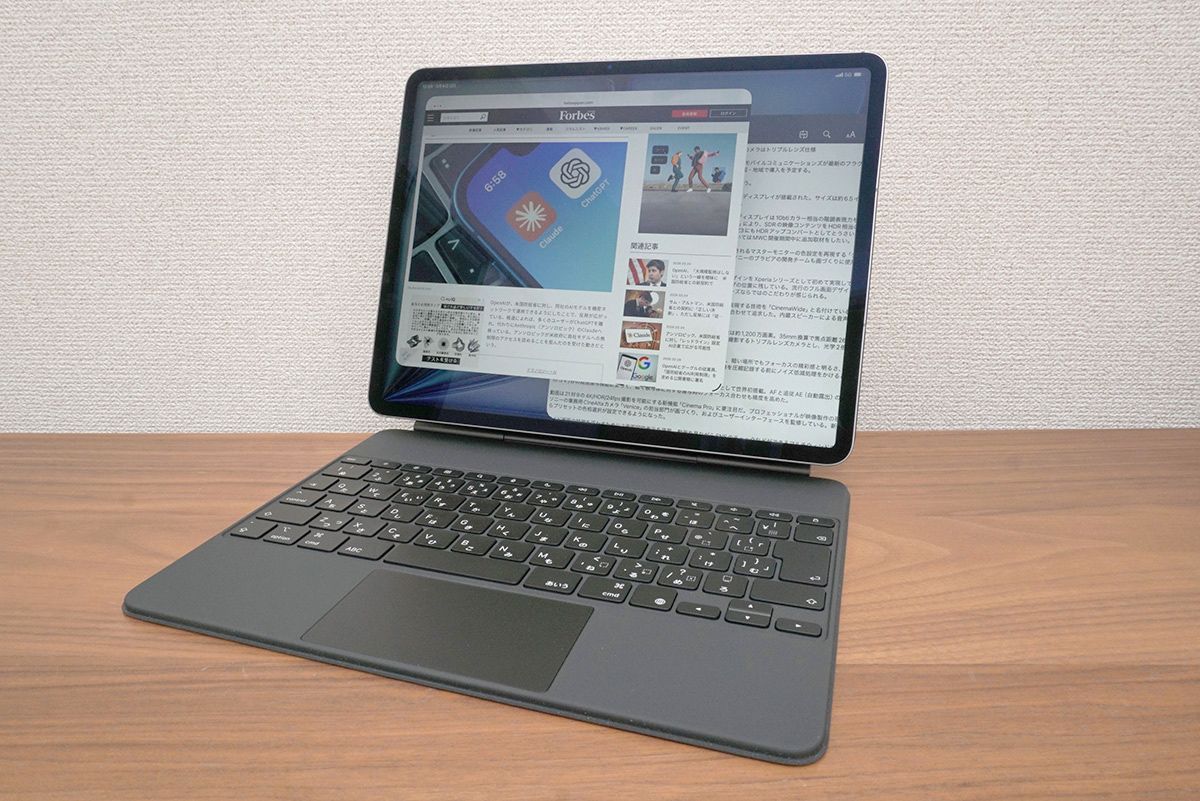 M4チップを搭載するiPad Air。iPadOS 26が、サイズや位置を自由に変えられるマルチウィンドウシステムを採用したことにより、モバイルPCライクな使い心地がさらに増している