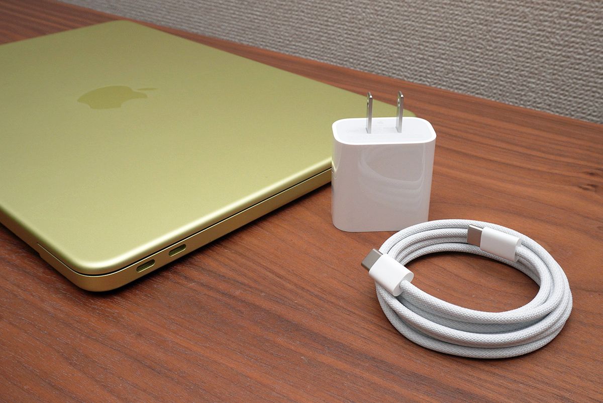 20WのUSB-C電源アダプタが付属する。iPhoneとアダプターを共用できることも魅力