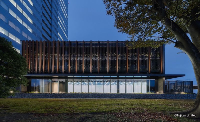 2025年秋、創業の地である神奈川県川崎市に竣工した富士通の量子コンピュータ研究開発拠点。2026年度中の1,000量子ビット級量子コンピュータの設置・公開を目指し、準備が進められている。