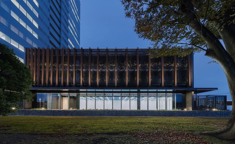 2025年秋、創業の地である神奈川県川崎市に竣工した富士通の量子コンピュータ研究開発拠点。2026年度中の1,000量子ビット級量子コンピュータの設置・公開を目指し、準備が進められている。